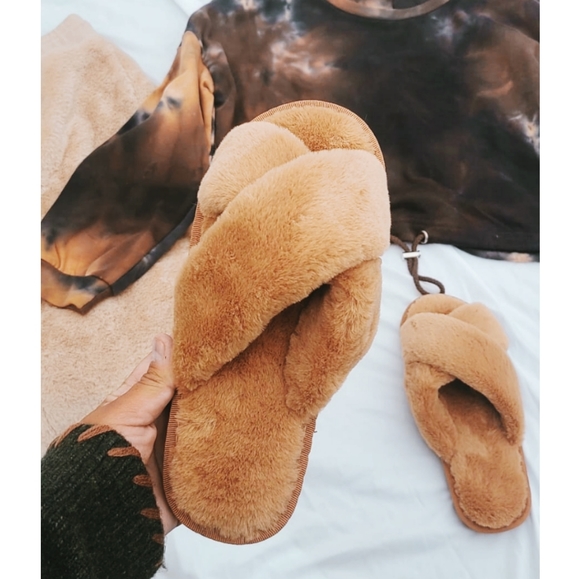 🆕️The Comfy Collection// Taupe fur slides - Picture 4 of 6